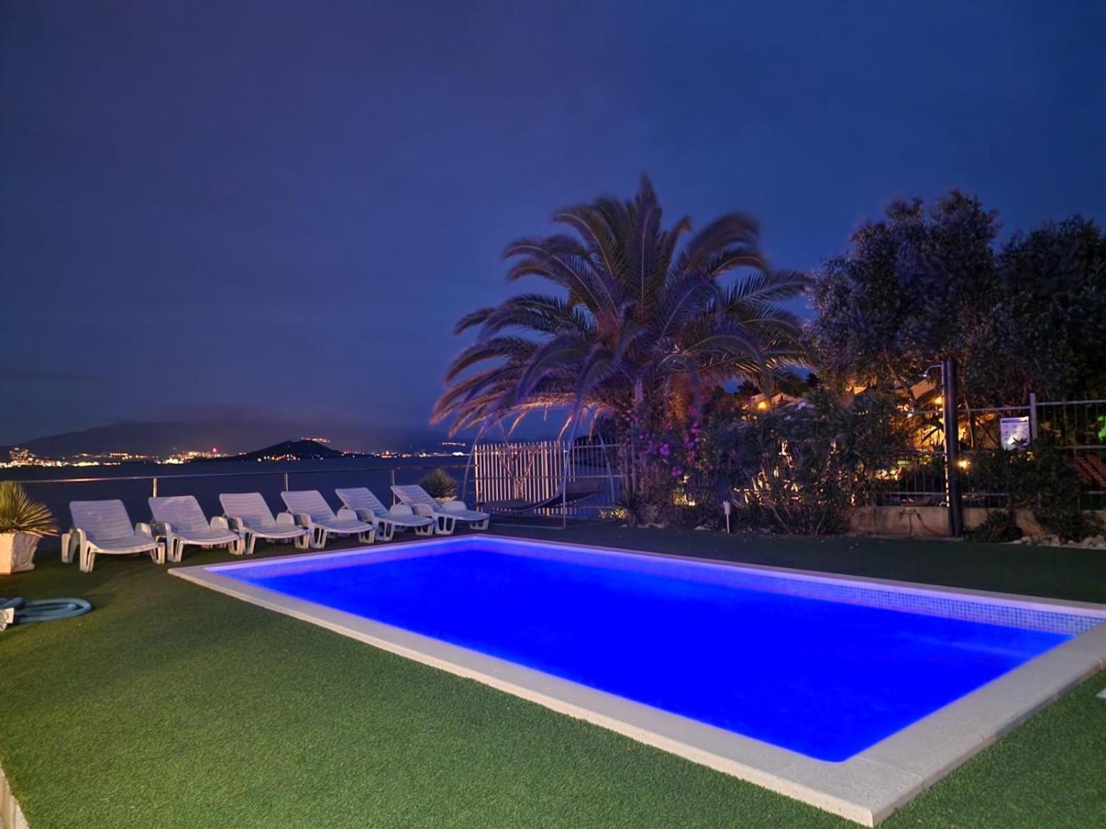 סלאטינה Villa Unique Sur La Plage Pour Des Vacances Inoubliables En Famille Ou Entre Amis Pour 10 Personnes מראה חיצוני תמונה