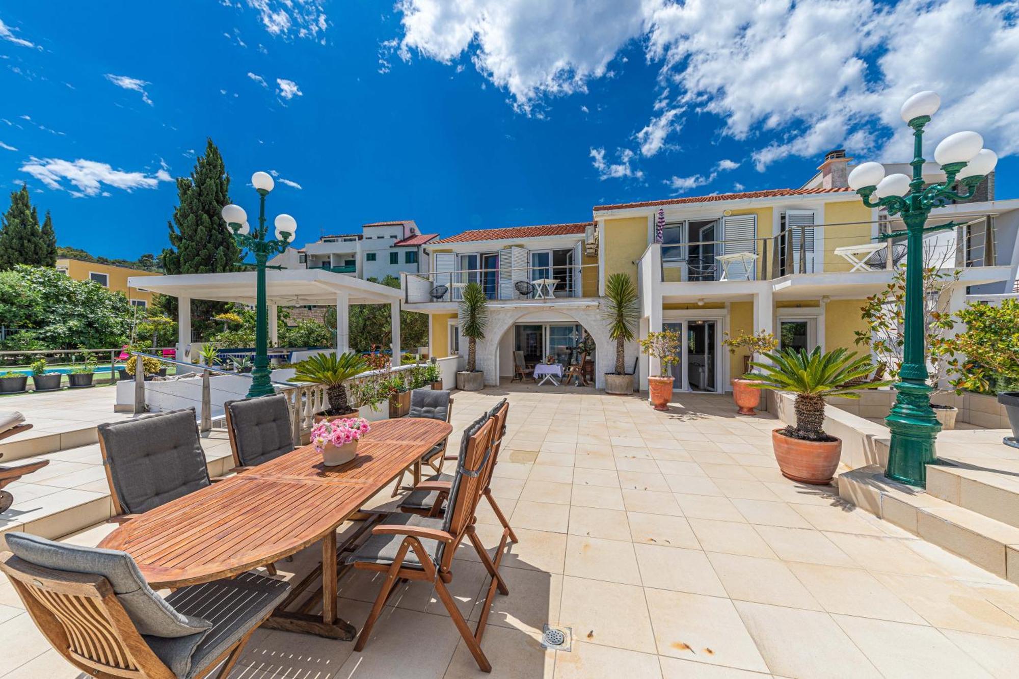 סלאטינה Villa Unique Sur La Plage Pour Des Vacances Inoubliables En Famille Ou Entre Amis Pour 10 Personnes מראה חיצוני תמונה